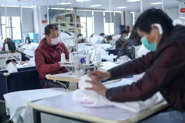 防護服緊缺？這家僅用了5天時間轉(zhuǎn)產(chǎn)防護服，日產(chǎn)量已達9000件