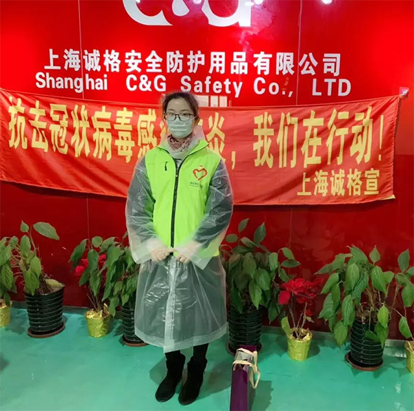 攜手戰(zhàn)“疫”，逆風(fēng)而上，上海志愿者助力抗疫防護(hù)服生產(chǎn)